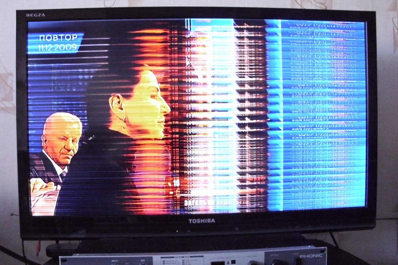 На экране телевизора появились полосы: горизонтальные, вертикальные, черные