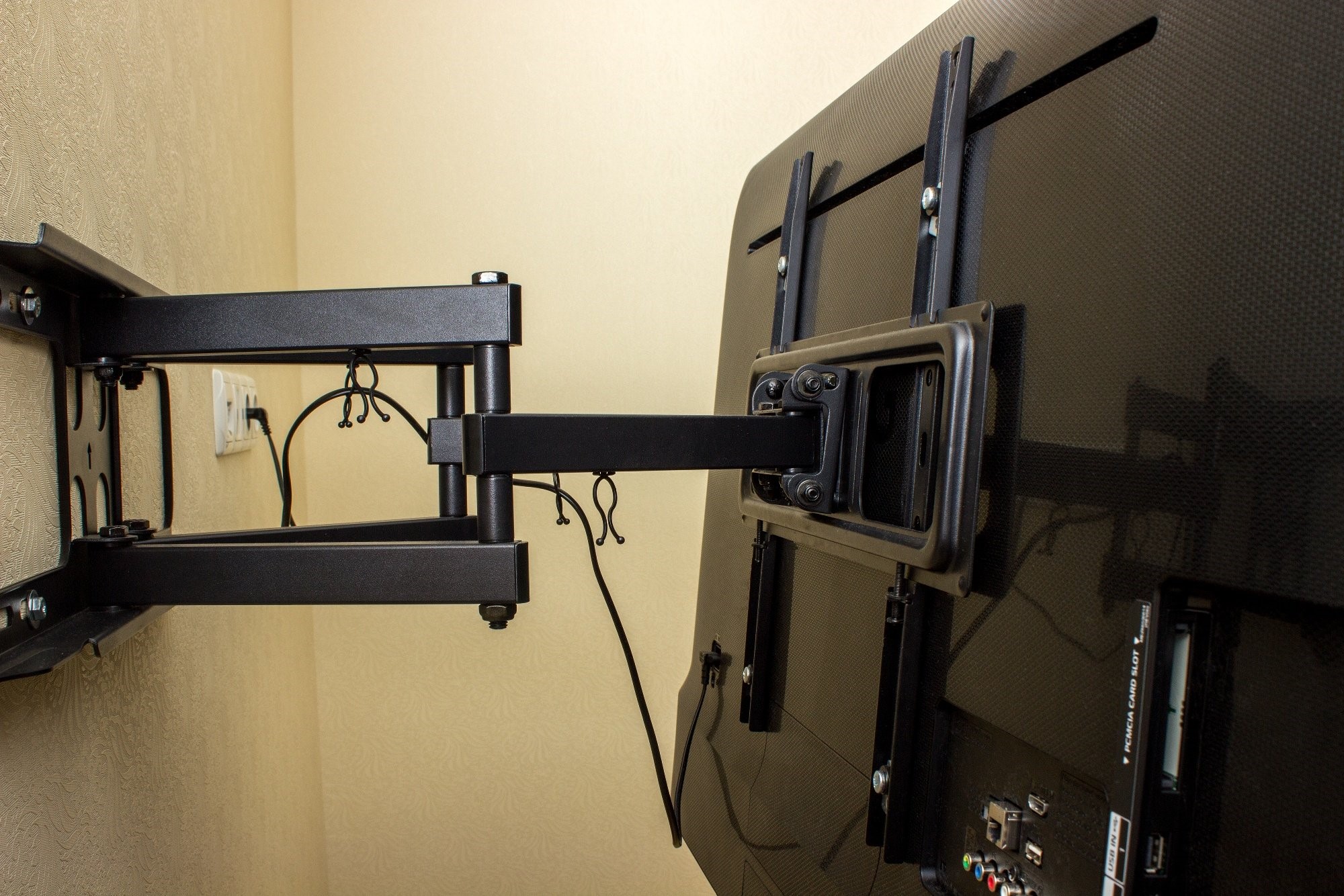 6 способов спрятать кабели от Телевизора на стене